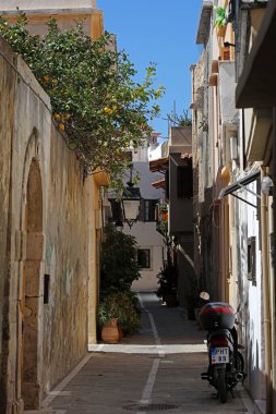 Yunanistan 'ın Rethimnon kenti, 15 Mart 2024 Cuma günü eski taş şehir yollarını keşfe çıkan Girit adası tatili yaz karnavalı sezonunu kapatıyor.