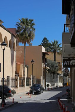 Yunanistan 'ın Rethimnon kenti, 15 Mart 2024 Cuma günü eski taş şehir yollarını keşfe çıkan Girit adası tatili yaz karnavalı sezonunu kapatıyor.