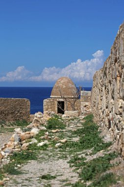Girit Adası 'ndaki Fortezza kalesi tatili. Eski taş şehir anıtlarını keşfetmek. Yaz karnavalı sezonu kapanıyor.