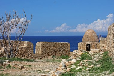 Girit Adası 'ndaki Fortezza kalesi tatili. Eski taş şehir anıtlarını keşfetmek. Yaz karnavalı sezonu kapanıyor.