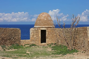 Girit Adası 'ndaki Fortezza kalesi tatili. Eski taş şehir anıtlarını keşfetmek. Yaz karnavalı sezonu kapanıyor.