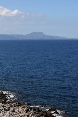 Girit Adası 'ndaki Fortezza kalesi tatili. Eski taş şehir anıtlarını araştırıyoruz. Yazın arka planda kalan deniz manzarasını kapatıyoruz.