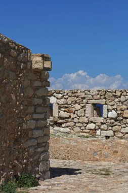 Girit Adası 'ndaki Fortezza kale şatosu. Rethimno tatili. Eski taş şehir anıtlarını keşfetmek.