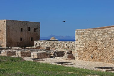 Girit Adası 'ndaki Fortezza kale şatosu. Rethimno tatili. Eski taş şehir anıtlarını keşfetmek.