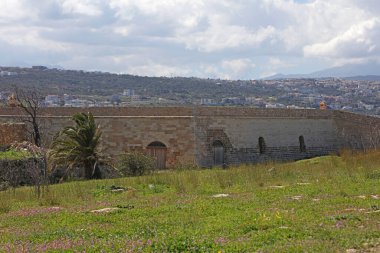 Girit Adası 'ndaki Fortezza kale şatosu. Rethimno tatili. Eski taş şehir anıtlarını keşfetmek.