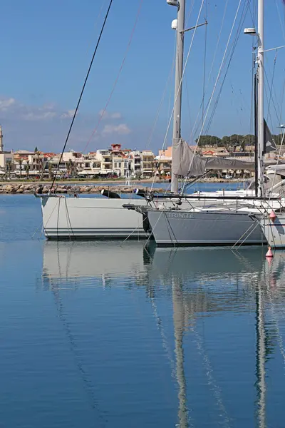 Rethimno, Yunanistan, 15 Mart 2024 Cuma günü Girit Adası 'nda şehir limanındaki lüks yatları gezerek yaz karnavalı sezonunu kapattılar.