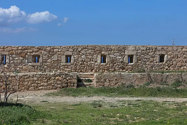Girit Adası 'ndaki Fortezza kalesi tatili. Eski taş şehir anıtlarını keşfetmek. Yaz karnavalı sezonu kapanıyor.