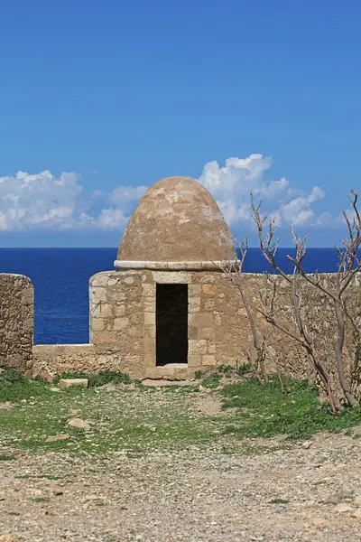 Girit Adası 'ndaki Fortezza kalesi tatili. Eski taş şehir anıtlarını keşfetmek. Yaz karnavalı sezonu kapanıyor.