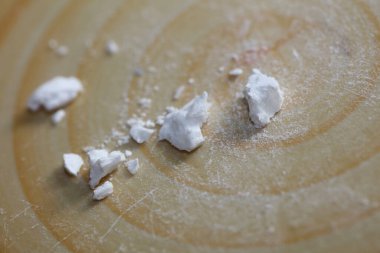 Beyaz kokain kayaları uyuşturucuyu kapatıyor. Kaliteli büyük boy baskılar. Kokain ayı filmi sineği.