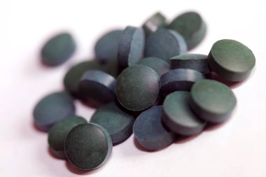 Yeşil yuvarlak haplar medikal spirulina platensisi kapatıyorlar süper yiyecekler modern yüksek kalite, büyük boy hazır baskı yiyorlar.