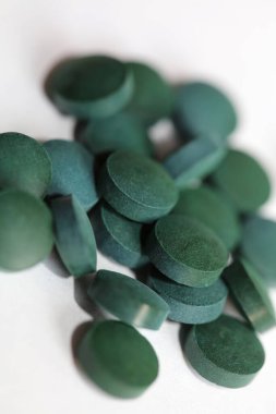 Yeşil yuvarlak haplar medikal spirulina platensisi kapatıyorlar süper yiyecekler modern yüksek kalite, büyük boy hazır baskı yiyorlar.
