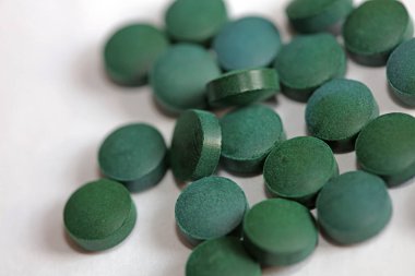 Yeşil yuvarlak haplar medikal spirulina platensisi kapatıyorlar süper yiyecekler modern yüksek kalite, büyük boy hazır baskı yiyorlar.