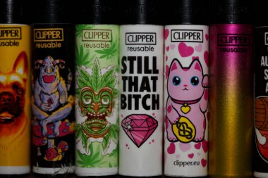 Amsterdam, Hollanda, 25 Haziran 2024 kırpıcıları büyük koleksiyonu çaktı. Arka planda sigara çılgınlığı, inanılmaz büyüklükte hazır fotoğraf baskıları.