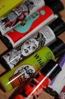 Amsterdam, Hollanda, 25 Haziran 2024 kırpıcıları büyük koleksiyonu çaktı. Arka planda sigara çılgınlığı, inanılmaz büyüklükte hazır fotoğraf baskıları.