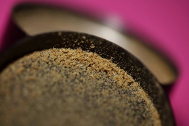 Saf kenevir kristalleri tıbbi öğütücüleri kapatır. Marihuana modern, yüksek kalite, büyük boy hazır fotoğraf baskıları.