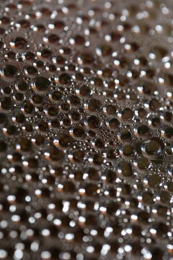 Su nem damlaları su üzerinde makro kabarcıklar renkli arka plan sıvısı anlar 50 megapiksel büyük boyutta hazır baskılar