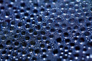 Su nem damlaları su üzerinde makro kabarcıklar renkli arka plan sıvısı anlar 50 megapiksel büyük boyutta hazır baskılar