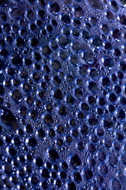 Su nem damlaları su üzerinde makro kabarcıklar renkli arka plan sıvısı anlar 50 megapiksel büyük boyutta hazır baskılar