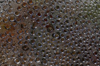 Su nem damlaları su üzerinde makro kabarcıklar renkli arka plan sıvısı anlar 50 megapiksel büyük boyutta hazır baskılar