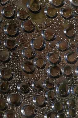 Su nem damlaları su üzerinde makro kabarcıklar renkli arka plan sıvısı anlar 50 megapiksel büyük boyutta hazır baskılar