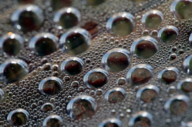 Su nem damlaları su üzerinde makro kabarcıklar renkli arka plan sıvısı anlar 50 megapiksel büyük boyutta hazır baskılar