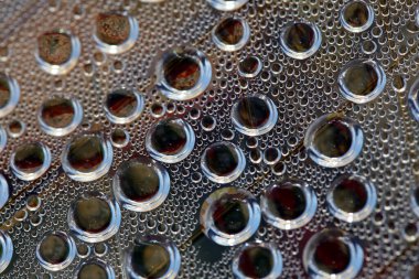 Su nem damlaları su üzerinde makro kabarcıklar renkli arka plan sıvısı anlar 50 megapiksel büyük boyutta hazır baskılar