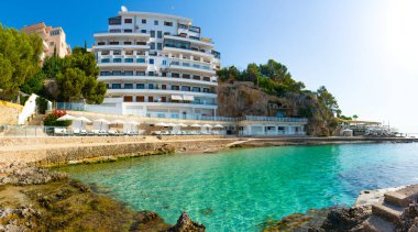 Ses Illetes, Mayorka, Balear adaları, İspanya. 20 Temmuz 2022 - Bendinat halk koyundaki Purobeach sahil kulübü spa 'nın Terası, şemsiyeli ve şezlonglu