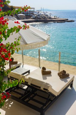 Ses Illetes, Mayorka, Balear adaları, İspanya. 20 Temmuz 2022 - Bendinat halk koyundaki Purobeach sahil kulübü spa 'nın Terası, şemsiyeli ve şezlonglu