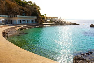 Ses Illetes, Mayorka, Balear adaları, İspanya. 20 Temmuz 2022 - Bendinat Koyu 'ndaki Purobeach Klüp Spa' nın Terası