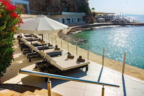 Ses Illetes, Mayorka, Balear adaları, İspanya. 20 Temmuz 2022 - Bendinat halk koyundaki Purobeach sahil kulübü spa 'nın Terası, şemsiyeli ve şezlonglu