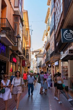 Palma, Mallorca, Balear Adaları, İspanya. 21 Temmuz 2022 - San Miguel Caddesi, dar yaya alışveriş caddesi, eski kasabada, insanlar yürüyüş ve alışveriş yapmakla meşgul.