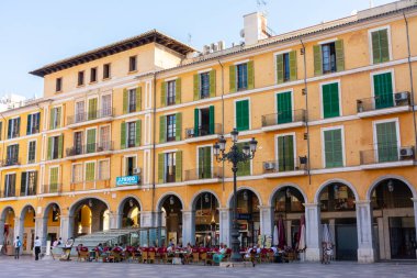 Palma, Mallorca, Balear Adaları, İspanya. 21 Temmuz 2022 - Palma 'daki Plaza Belediye Başkanı' nın binaları, atari salonlarıyla çevrili ana meydan, barlar, restoranlar ve dükkanlar