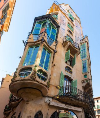 Palma, Mallorca, Balear Adaları, İspanya. 21 Temmuz 2022 - Can Forteza Rey binası, modernist ya da Art Nouveau tarzı, Gaudi 'nin mimari çalışmalarına benzer. Ana meydana yakın. Köşe ayrıntısı