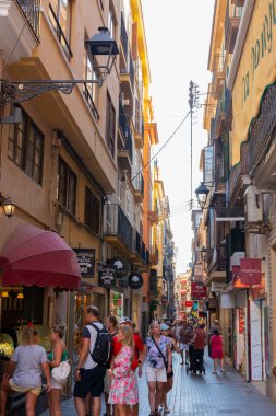 Palma, Mallorca, Balear Adaları, İspanya. 21 Temmuz 2022 - Turistlerin alışveriş yaptığı ve gezdiği tarihi merkezde alışveriş caddesi
