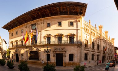 Palma, Mallorca, Balear Adaları, İspanya. 21 Temmuz 2022 - Belediye binasının ana ve yan cephelerinin panoraması. Balık gözü lensi