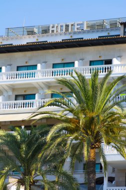 Palma, Mallorca, İspanya. 23 Temmuz 2022 - Nixe Palace Oteli 'nin balkonları, Cala Major plajında, kumdan