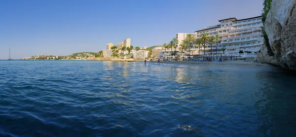 帕尔马 西班牙马略卡岛 2022年7月23日 卡拉主要海滩 公寓楼和Nixe Palace酒店 一大早就来了全景 图库图片