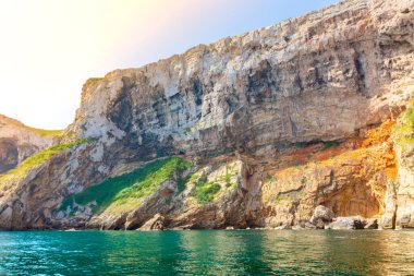 İspanya 'nın Alicante kentindeki Denia ve Javea' daki Montgo doğal parkının kayalık sahillerinde kayalıkları olan kayalıklar.