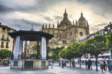 Segovia, İspanya. 14 Eylül. 2022 - Segovia Katedrali. 16. ve 18. yüzyıllar arasında inşa edilmiş. UNESCO Dünya Mirası. Ana Meydan 'daki büfe ya da pavyon.