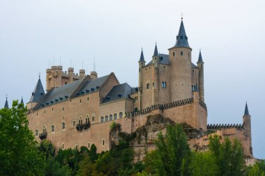 Segovia, İspanya. 15 Eylül 2022, Segovia 'nın Alcazar' ı kayalık tepede, vadideki bir vadiden.