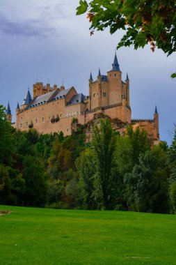 Segovia, İspanya. 15 Eylül 2022, Segovia 'nın Alcazar' ı kayalık tepede, vadideki bir vadiden.