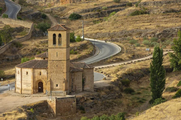 Segovia, İspanya. Eylül, 15. 2022 - Gerçek Haç Kilisesi, Tapınak Şövalyeleri tarafından 13. yüzyılda Roma tarzında inşa edildi. Arka planda, de city ve Alcazar, veya kale