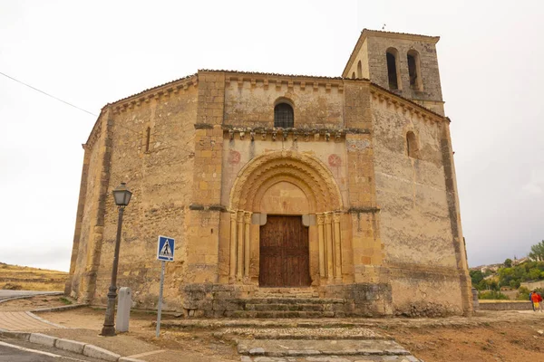 Segovia, İspanya. Eylül, 15. 2022 - Gerçek Haç Kilisesi, Tapınak Şövalyeleri tarafından 13. yüzyılda Roma tarzında inşa edildi. Kapının üstünde, iki boyalı Malta haçı