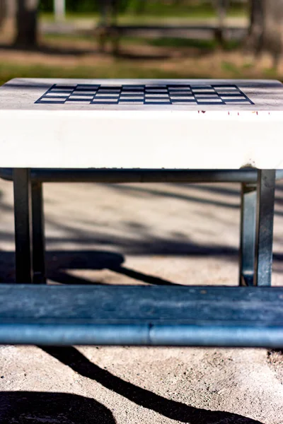 選択的な焦点およびコピースペースが付いている公共の公園の座席が付いているプラスチック チェス テーブル — ストック写真