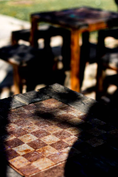 パブリックパークに座った木製チェステーブルのグループ — ストック写真
