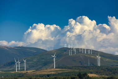 Dağlarda rüzgar türbinleri, Ribeira Sacra, Orense, İspanya 'da büyük kümülüs bulutları...