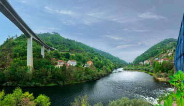 İspanya 'nın Orense kentindeki Mino Nehri üzerinde demiryolu ile maviye boyanmış demir bir köprünün bir bölümü.