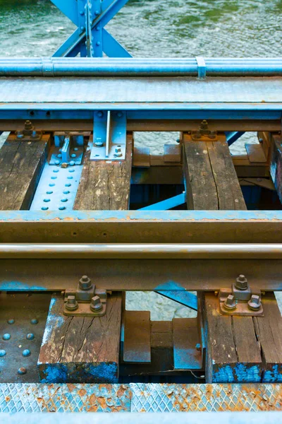 西班牙奥伦斯市米诺河上的一座铁桥被漆成蓝色 铁轨横贯其间 — 图库照片