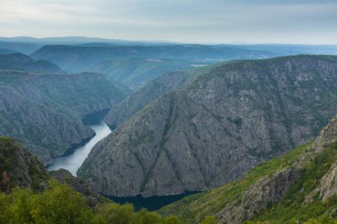Sil Nehri, yüksek nehir kanyonlarının yukarısından, Galiçya, Orense 'deki Ribeira Sacra' da,