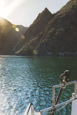İspanya, Orense 'deki Sil nehrinin kanyonlarında bir turist teknesinin pruvasındaki çapanın parçası.